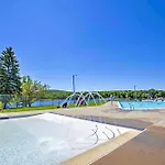 Pocono Lake Cottage With Pool Access And Private Deck