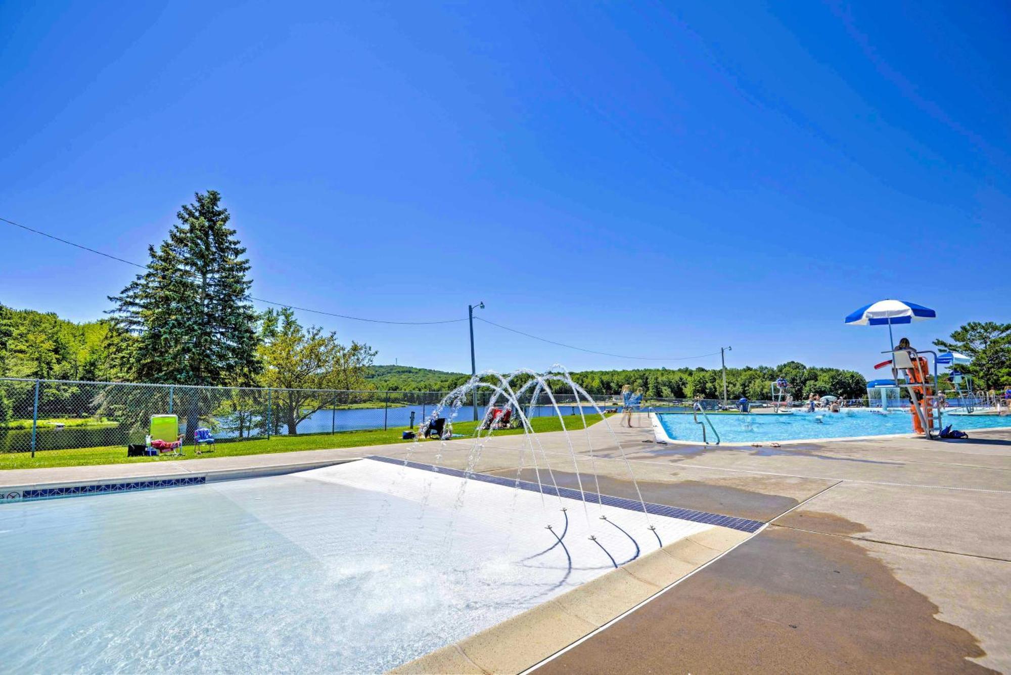 Holiday home Pocono With Pool Access And Private Deck
