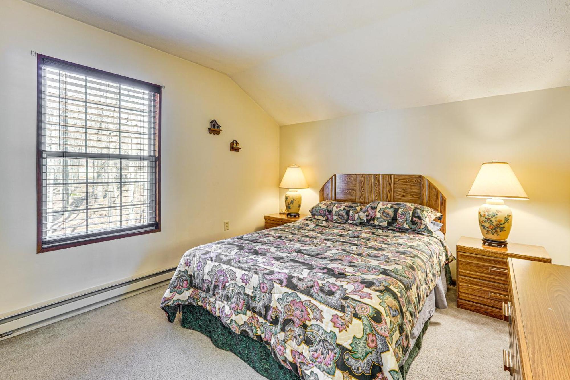 Pocono With Pool Access And Private Deck Pocono Lake