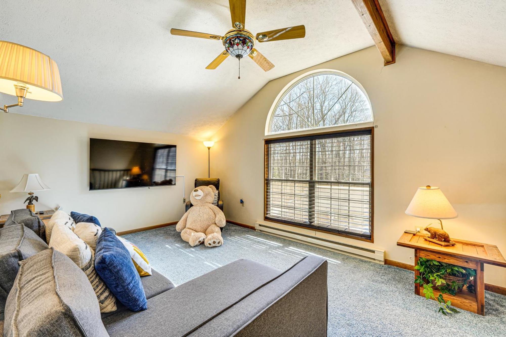 Pocono With Pool Access And Private Deck * Pocono Lake