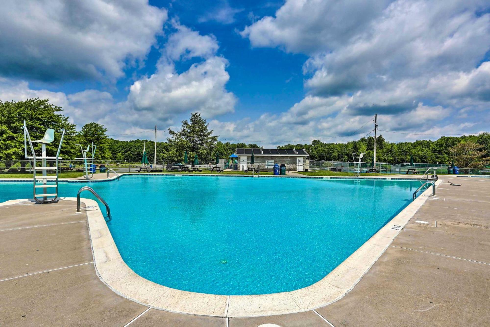 Holiday home Pocono With Pool Access And Private Deck *