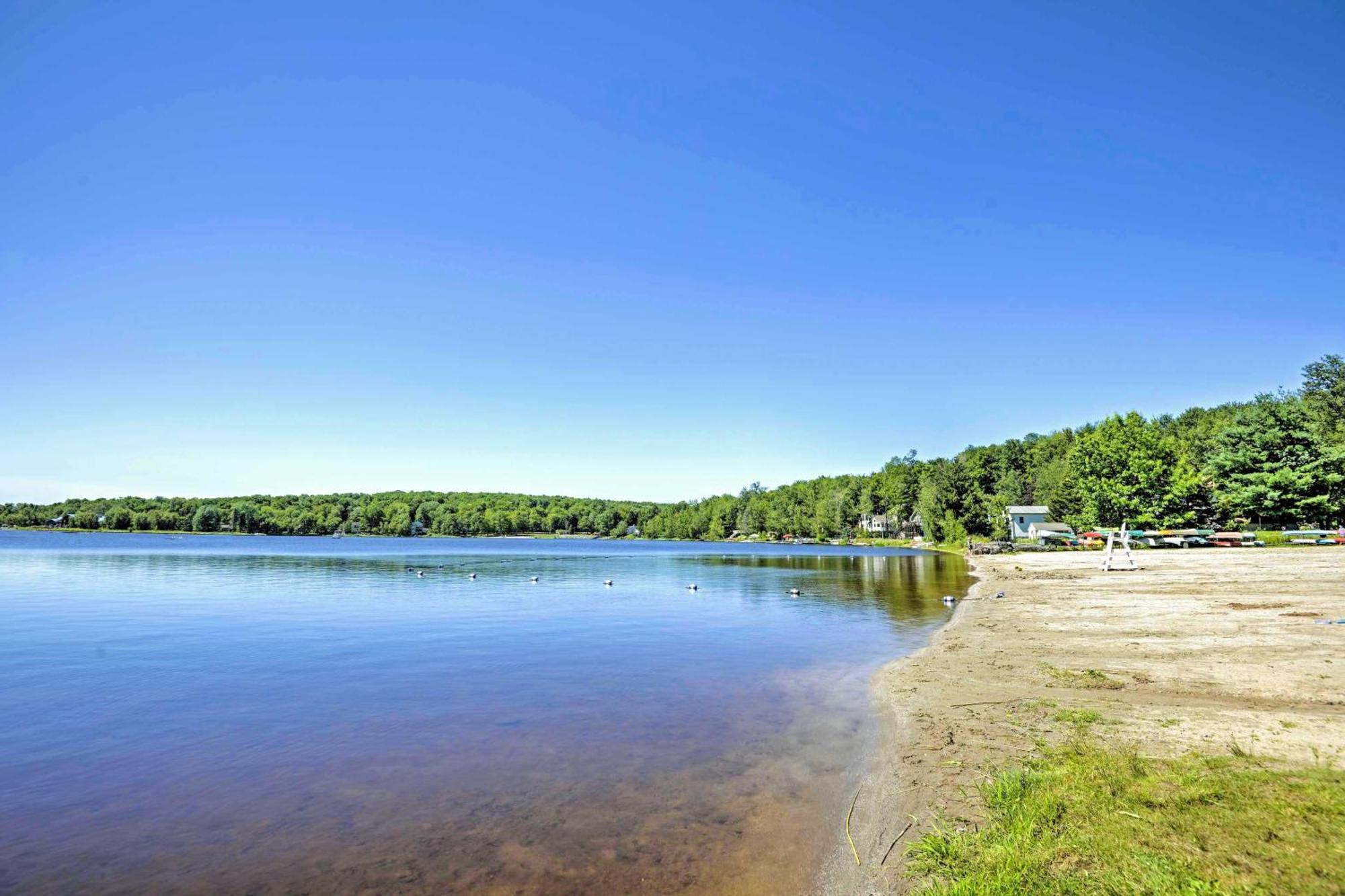 Pocono With Pool Access And Private Deck Holiday home Pocono Lake