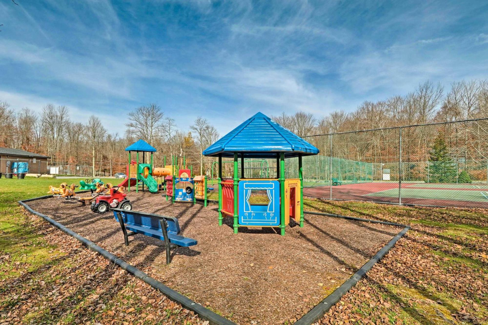 Pocono With Pool Access And Private Deck * Pocono Lake