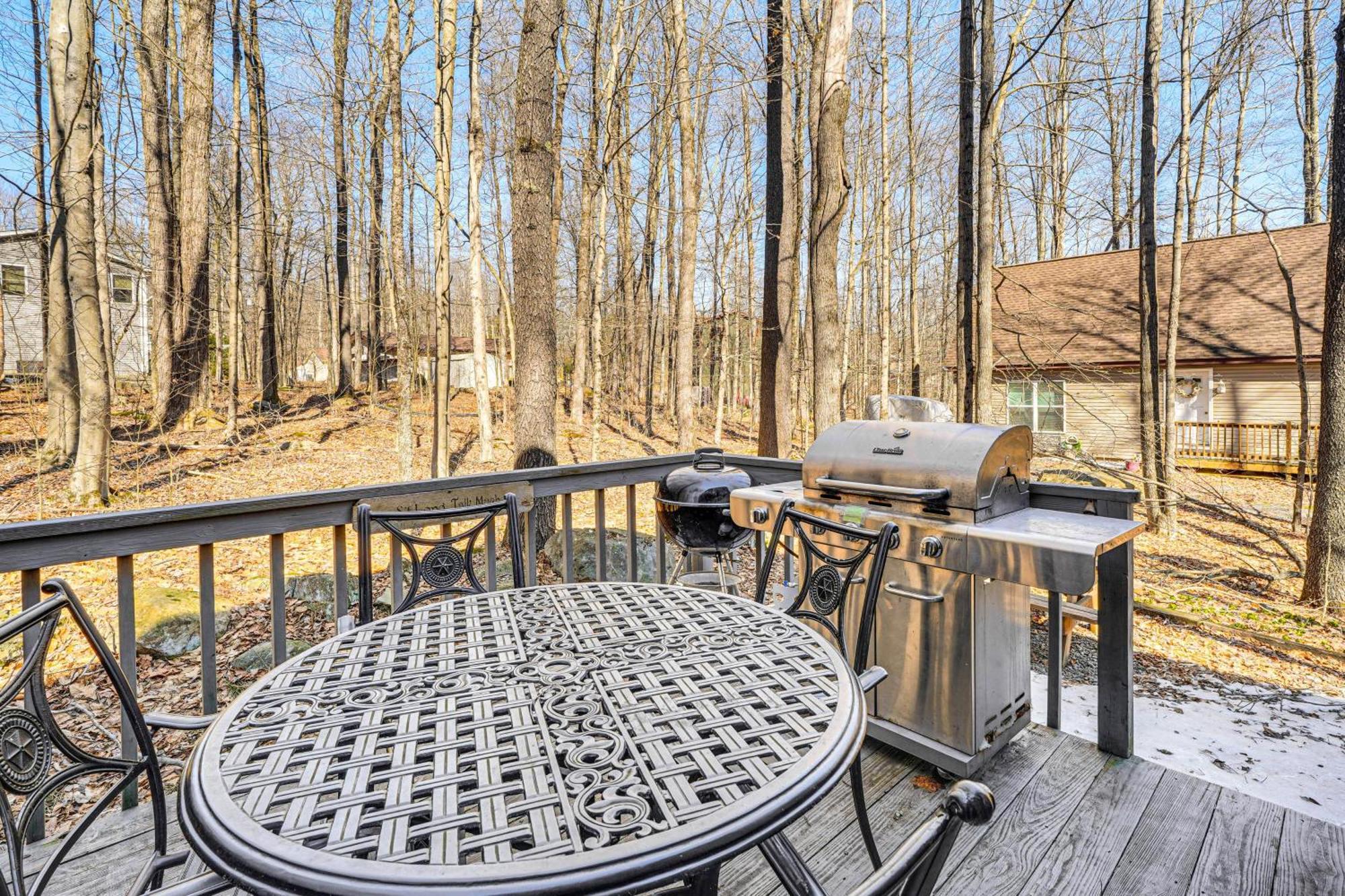 Pocono With Pool Access And Private Deck Holiday home