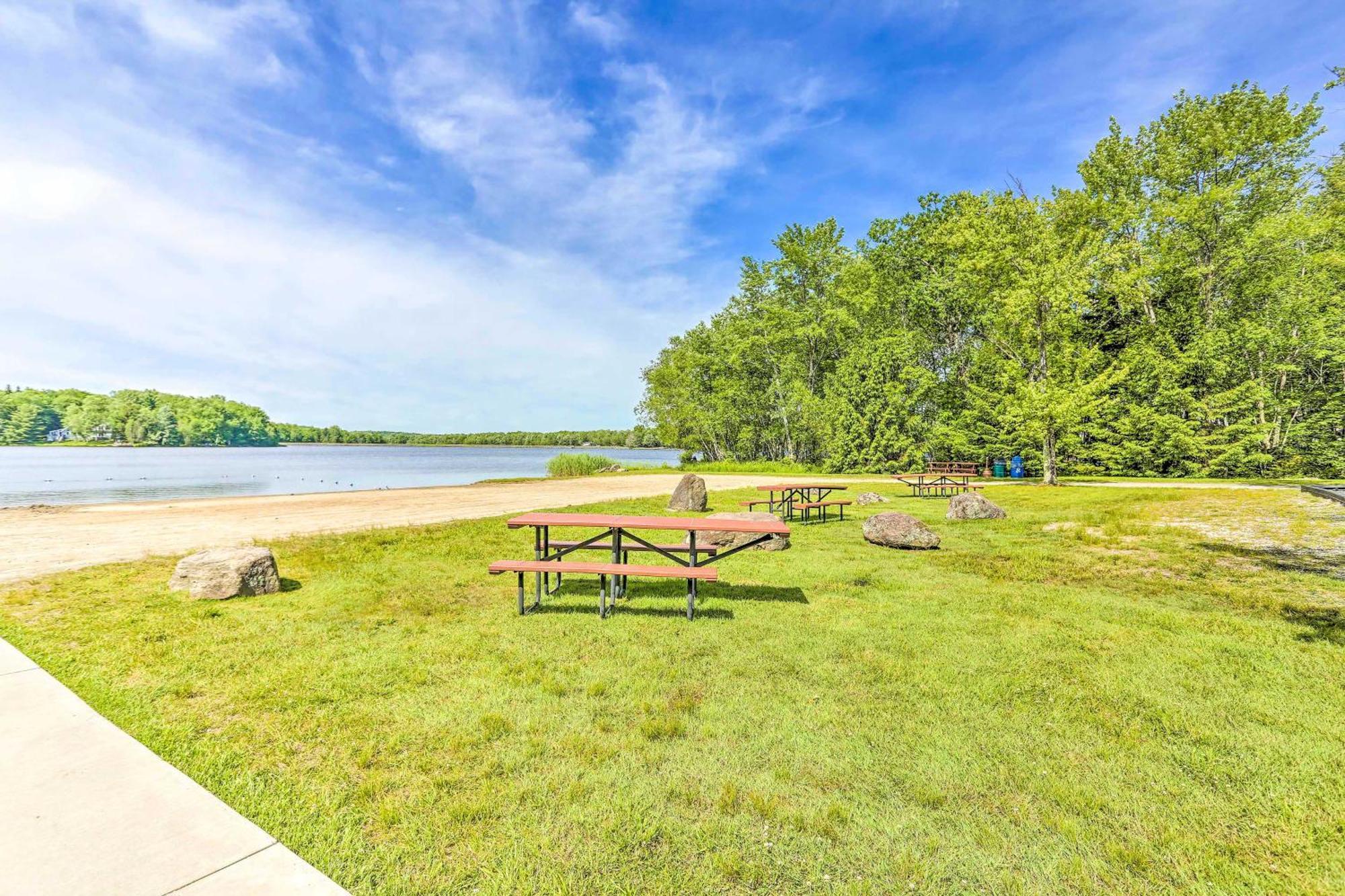 Pocono With Pool Access And Private Deck Holiday home *