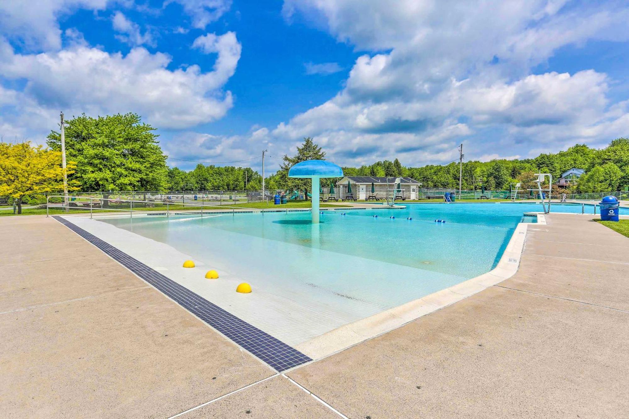 Pocono With Pool Access And Private Deck Holiday home *