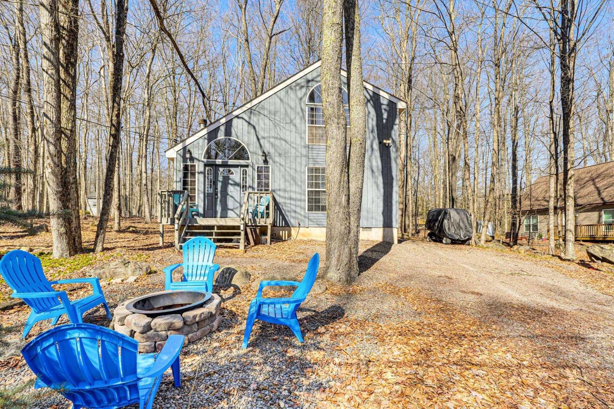 Pocono With Pool Access And Private Deck Holiday home